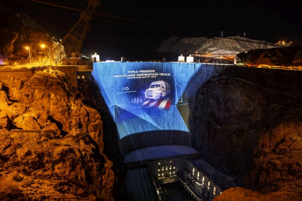 Inspiration's arrival atop the Hoover Dam was designed to capture the attention and imagination of the general public (credit: DTNA LLC).