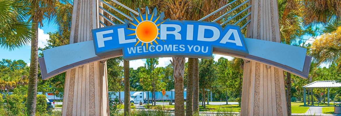 Outdoor sign that reads "Florida welcomes you"