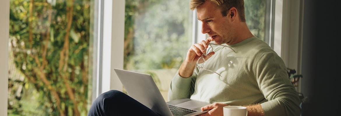 Man on laptop selling his car on TrueCar.